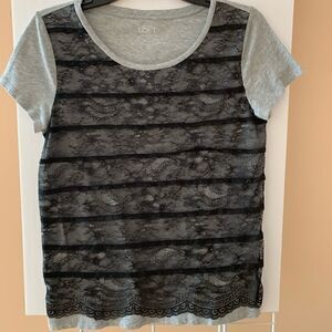 Loft t-shirt medium grey with black lace overlay